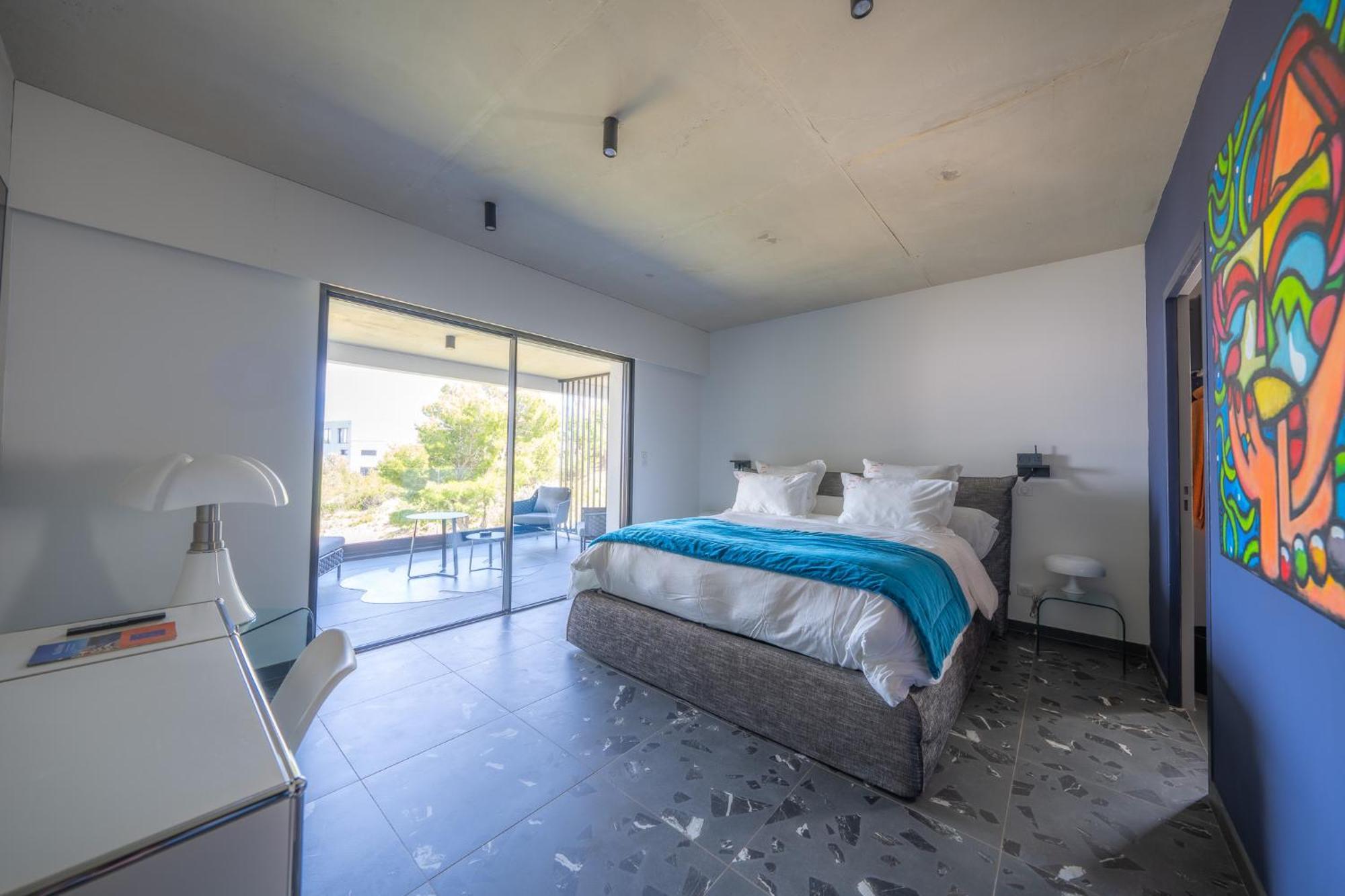 28 Guest house *